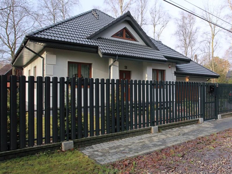 Чёрный забор из металлического штакетника