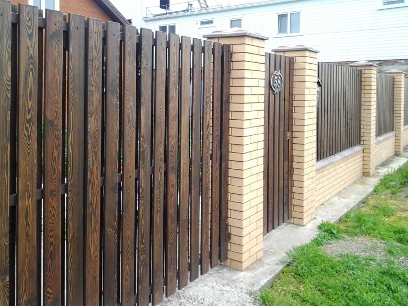 Деревянный забор Шахматка на столбах с калиткой