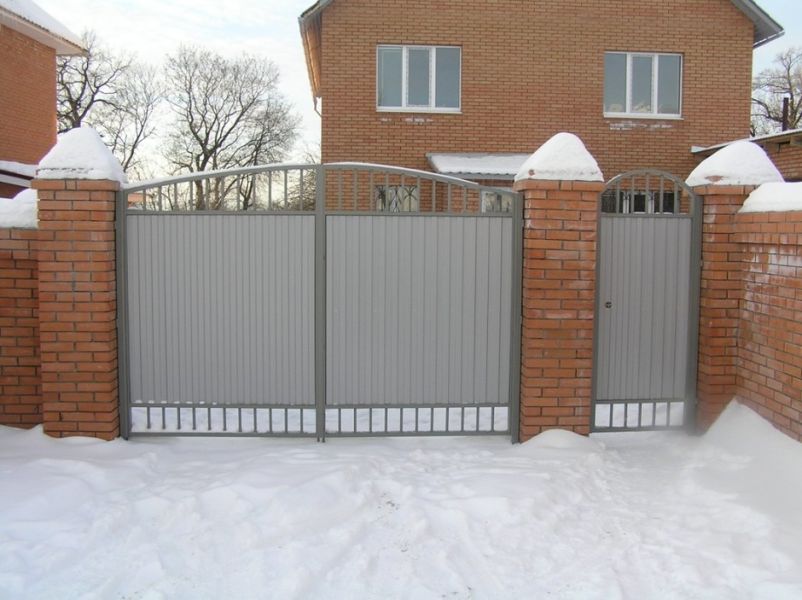 Комбинированные распашные ворота из профлиста