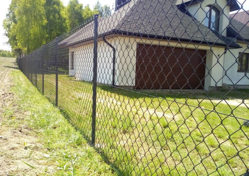 Забор из сетки рабицы для загородного дома