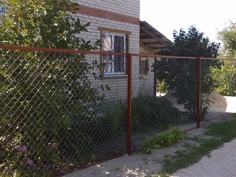 Забор из сетки на металлическом каркасе для дома