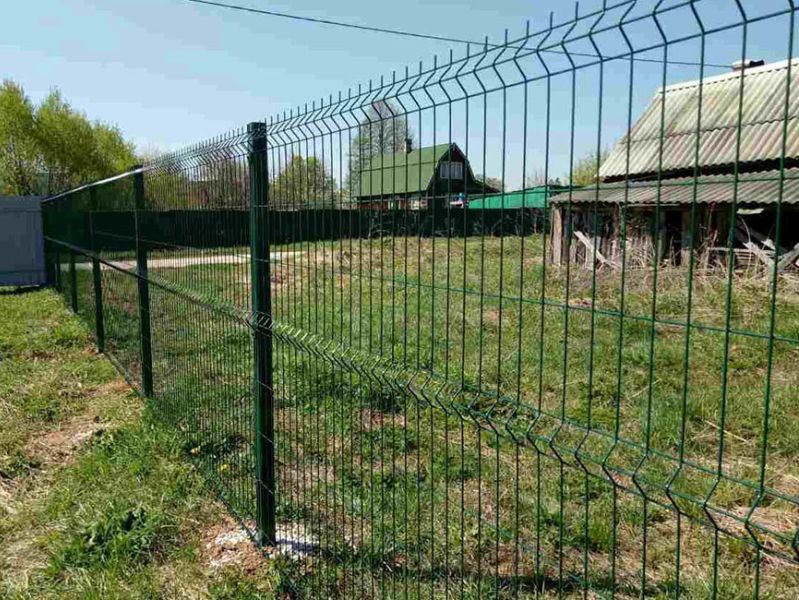 Зелёный забор из 3д сетки для дачного участка