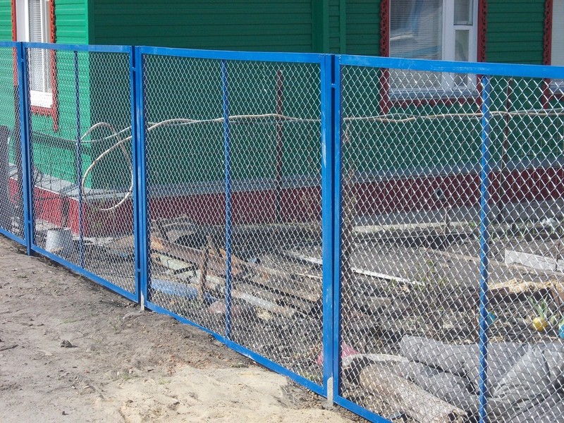 Забор из сетки на металлическом каркасе
