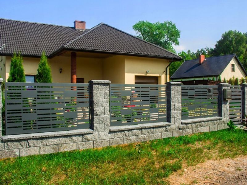 Забор из перфорированного листа с калиткой