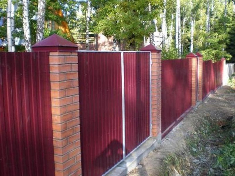 Ворота в заборе из профнастила