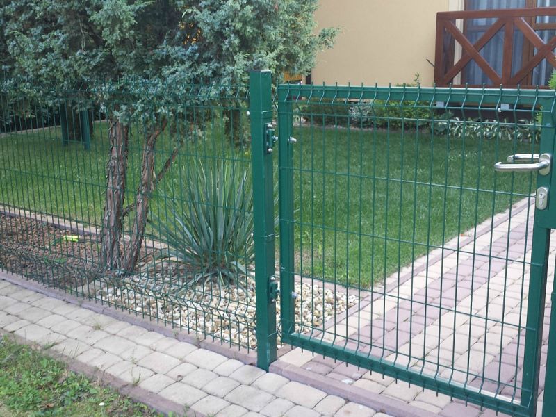 Зелёный забор из 3Д сетки с калиткой для частного дома