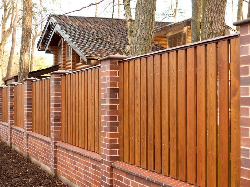Деревянный забор из вертикального штакетника