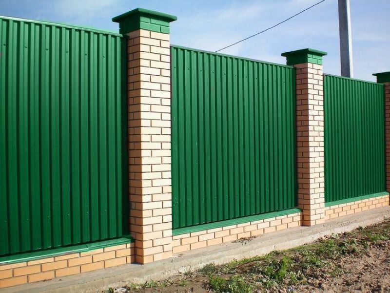 Забор зеленый из профнастила с кирпичными столбами