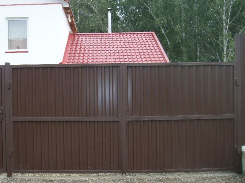 Распашные профильные металлические ворота