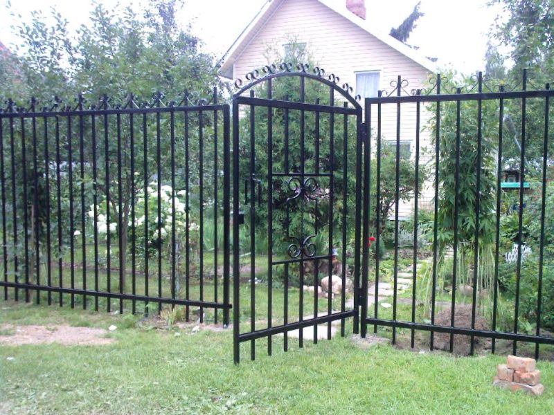 Забор из металлического прутка для дачного участка