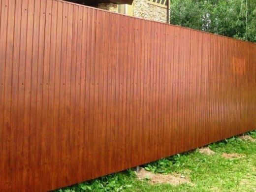 Забор из профнастила с покрытием Teak Wood Red