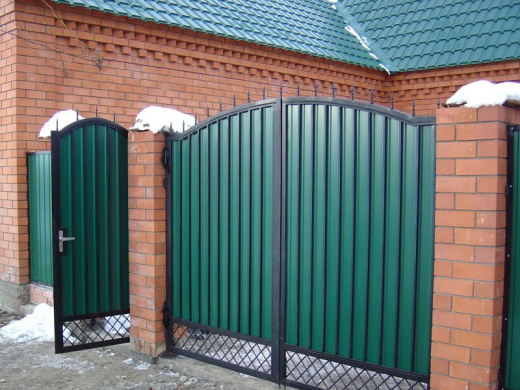 Арочные распашные ворота из профлиста с калиткой
